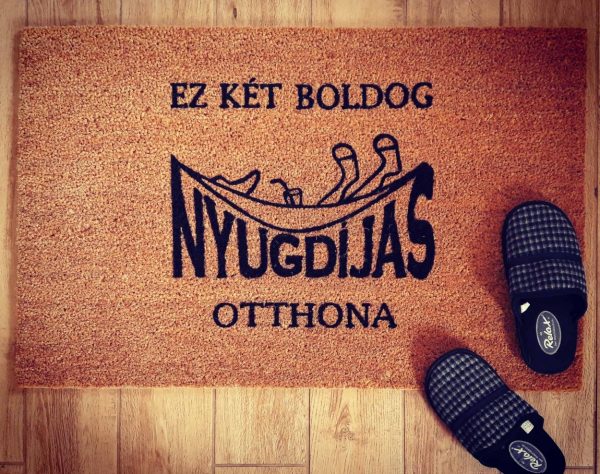 Ez két boldog nyugdíjas otthona vicces feliratos kókusz lábtörlő - több méretben