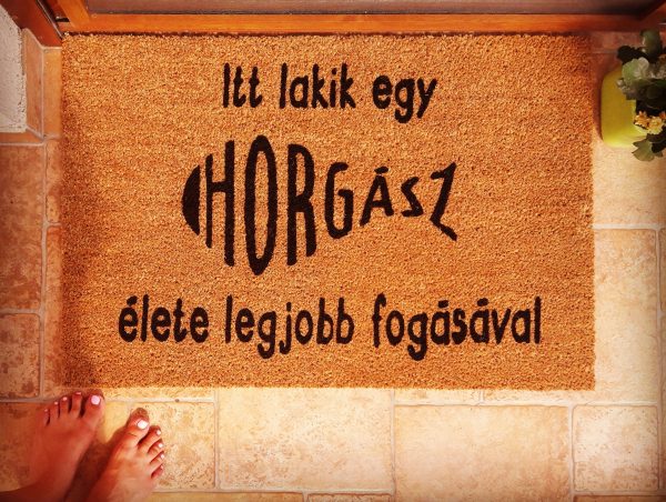Itt lakik egy horgász vicces feliratos kókusz lábtörlő - több méretben