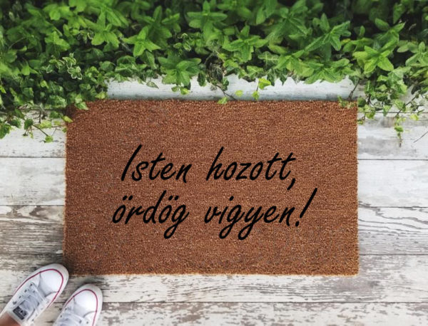 Isten hozott, ördög vigyen! vicces feliratos kókusz lábtörlő - több méretben