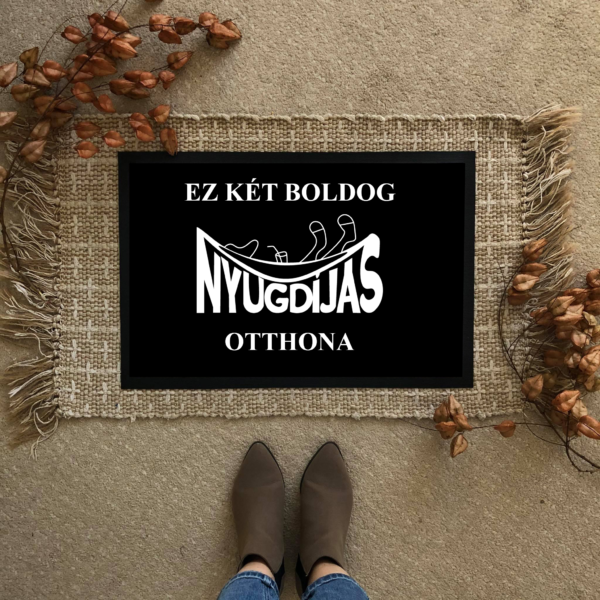 Ez két boldog nyugdíjas otthona vicces feliratos Flat standard lábtörlő - több méretben