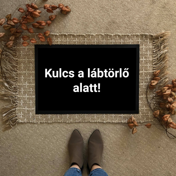 Kulcs a lábtörlő alatt vicces feliratos Flat standard lábtörlő - több méretben