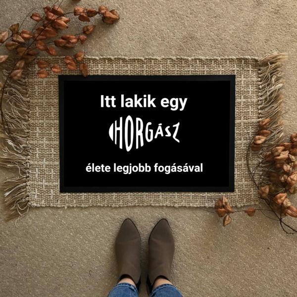 Itt lakik egy horgász vicces feliratos Flat standard lábtörlő - több méretben