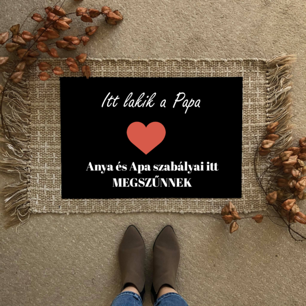 Itt lakik a Papa… vicces feliratos Flat standard lábtörlő - több méretben