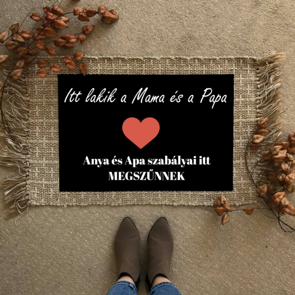 Itt lakik a Mama és a Papa… vicces feliratos Flat standard lábtörlő - több méretben