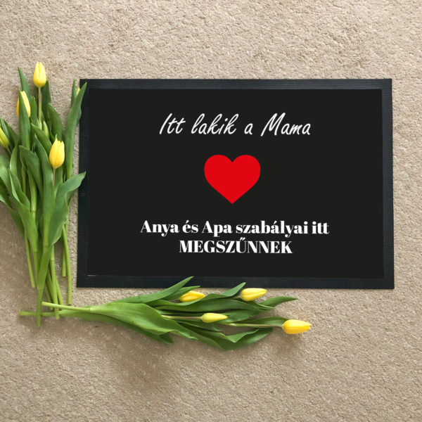 Itt lakik a Mama… vicces feliratos Flat standard lábtörlő - több méretben