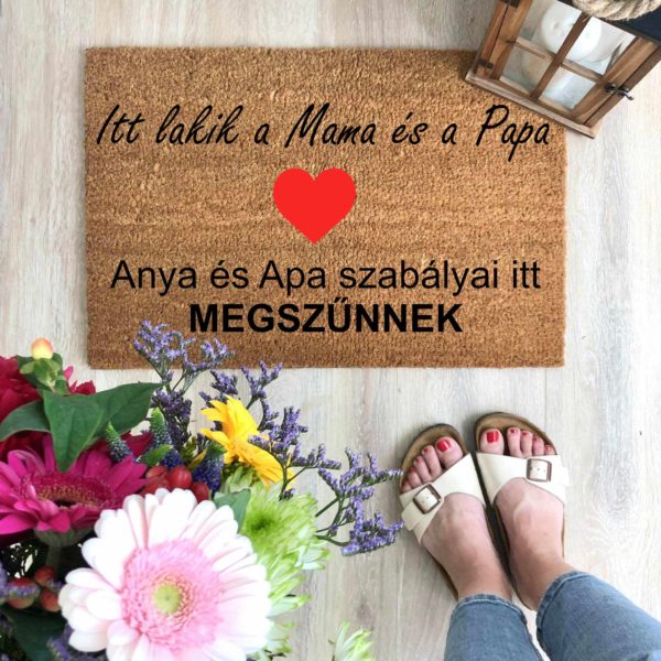 Itt lakik a Mama és a Papa… vicces feliratos kókusz lábtörlő - több méretben