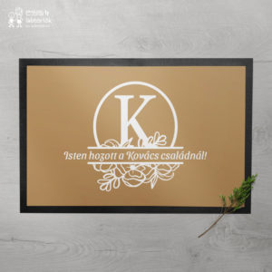 családi lábtörlő virágos monogram mintával
