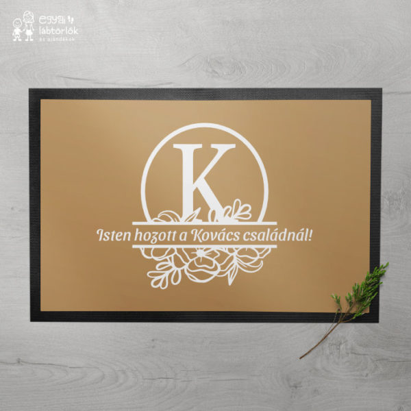 családi lábtörlő virágos monogram mintával