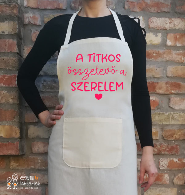 "A titkos összetevő a szerelem" feliratú kötény