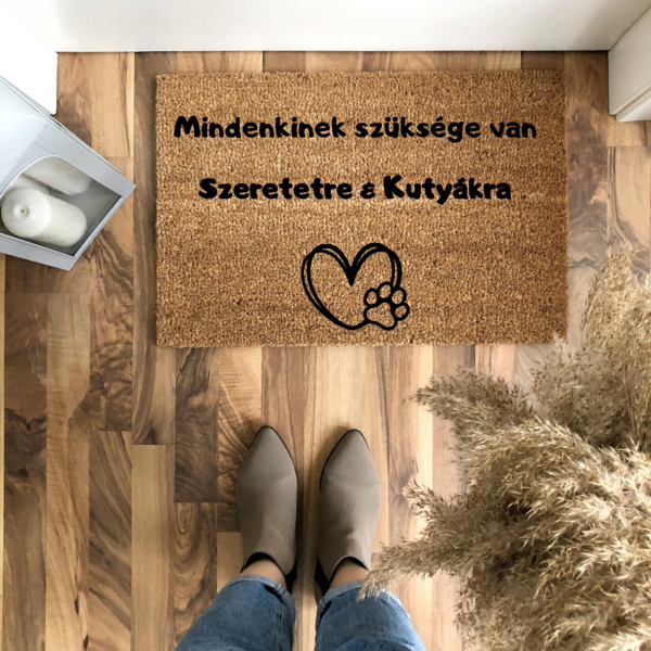 Mindenkinek szüksége van szeretetre & kutyákra - KÓKUSZ LÁBTÖRLŐ - TÖBB MÉRETBEN